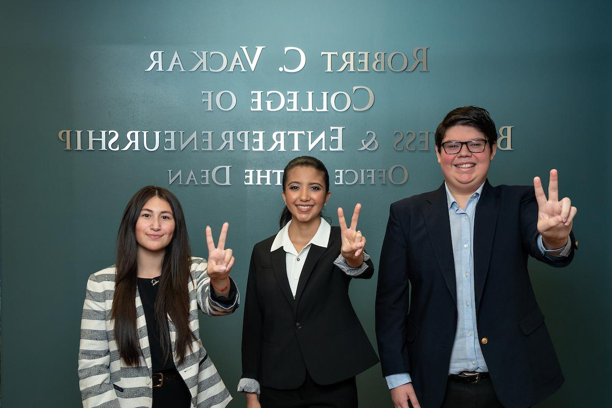 Students in front of 罗伯特·C. Vackar College of Business & 创业 building sign